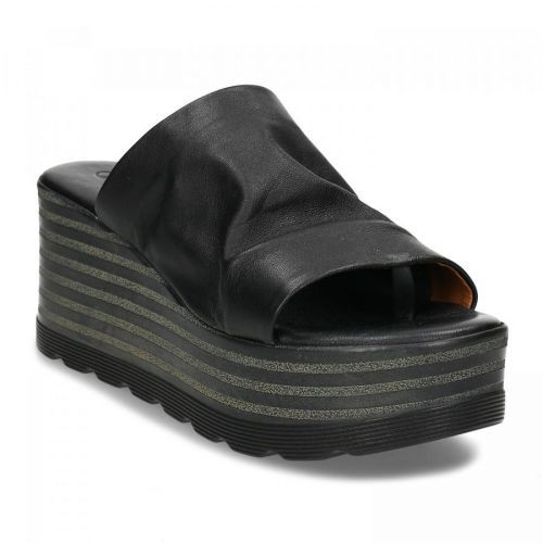 Černé kožené dámské pantofle na platformě