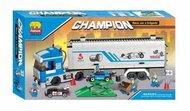 Kamion se závodními auty a hydraulickou rampou