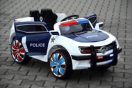 Krásné policejní auto v modro-bílé barevné kombinaci