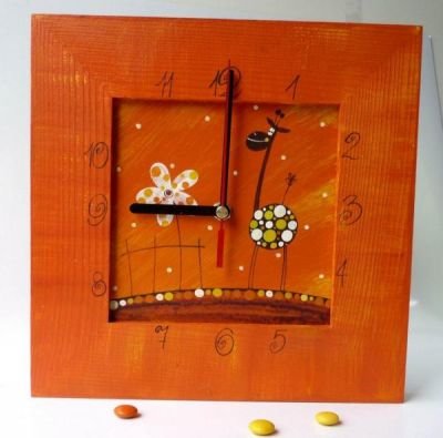 DŘEVĚNÉ HODINY VELKÉ - ORANŽOVÉ S ŽIRAFOU