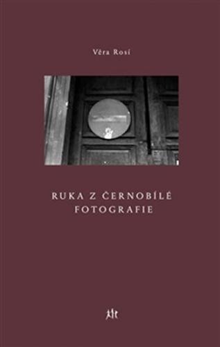 Ruka z černobílé fotografie - Rosí Věra