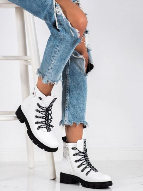Klasické bílé dámské  kotníčkové boty na plochém podpatku