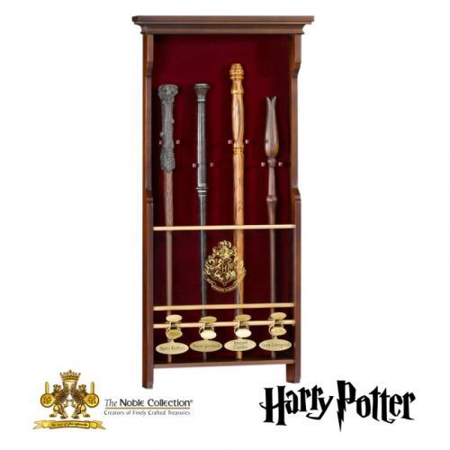 Dřevěný stojan na kouzelnické hůlky od Noble Collection