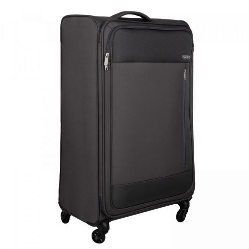 Černý cestovní kufr střední velikosti