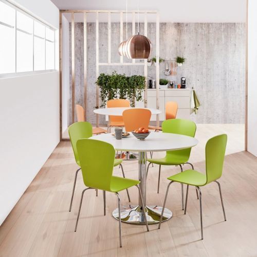 Jídelní sestava: stůl Ø 1100 mm, bílá/chrom + 4 židle, zelené