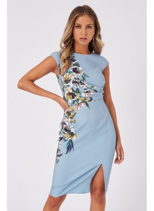Modré pouzdrové šaty s květinovým motivem