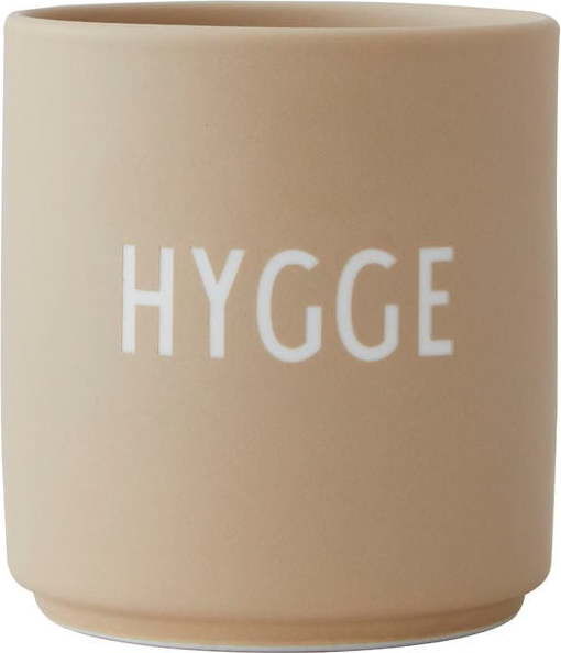 Béžový porcelánový hrnek Design Letters Favourite Hygge