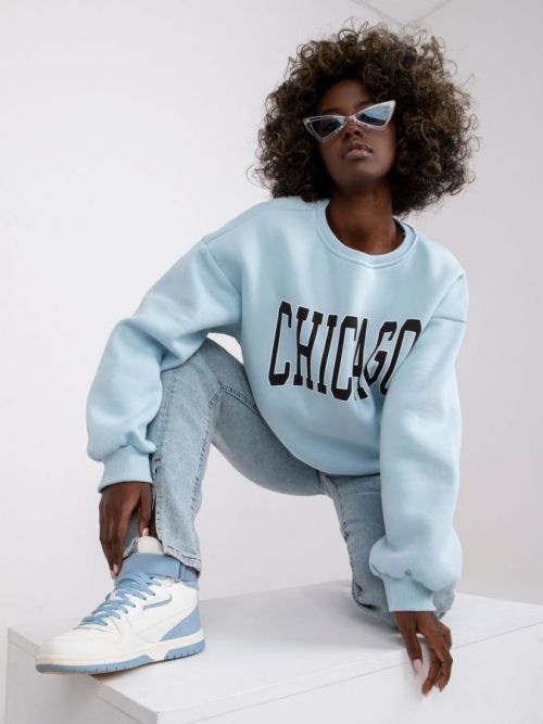 SVĚTLE MODRÁ MIKINA S NÁPISEM CHICAGO EM-BL-617-C.29X-LIGHT LBUE Velikost: S/M