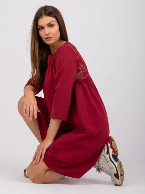 VÍNOVÉ ŠATY JAMELIA S KRAJKOVOU ZÁDOVOU ČÁSTÍ RV-SK-7321.70-BORDEAUX Velikost: S/M