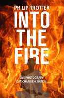 INTO THE FIRE - One Photograph Can Change A Nation (Trotter Philip)(Paperback / softback)