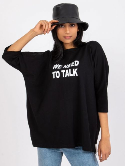 ČERNÉ DÁMSKÉ VOLNÉ TRIČKO S NÁPISEM RV-BZ-7553.26-BLACK Velikost: S/M