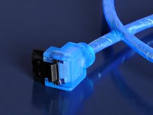 AKASA kabel SATA3 datový kabel k HDD,SSD a optickým mechanikám, zahnutý konektor, modrý UV svítící (AK-CBSA01-10BV)