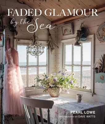 Faded Glamour by the Sea (Lowe Pearl)(Pevná vazba)