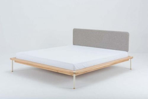 Dvoulůžková postel z dubového dřeva Gazzda Fina, 180 x 200 cm
