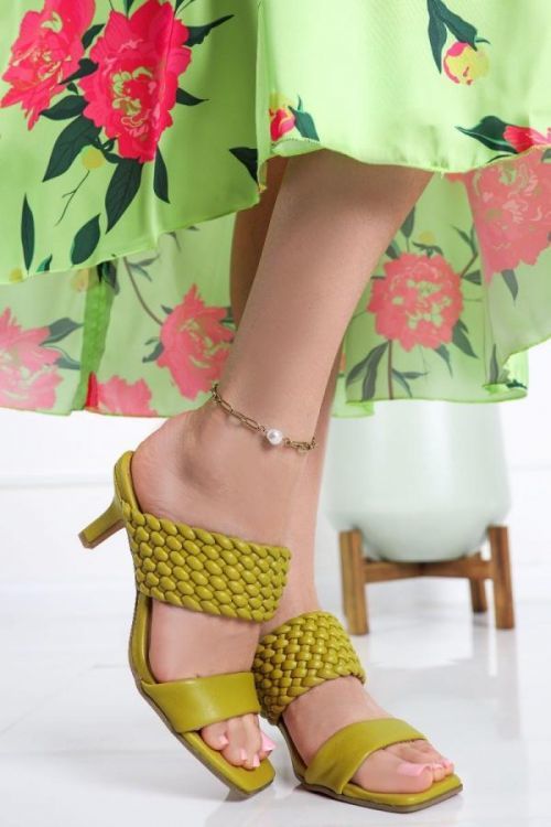 Zelené pantofle na tenkém podpatku 2-27226