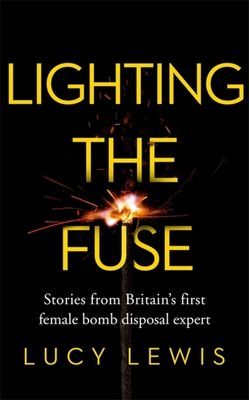 Lighting the Fuse - Stories from Britain's first female bomb disposal expert (Lewis Lucy)(Paperback / softback)