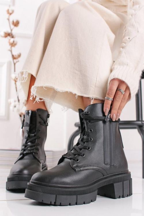 Černé šněrovací kotníkové boty na hrubém podpatku 5-25208