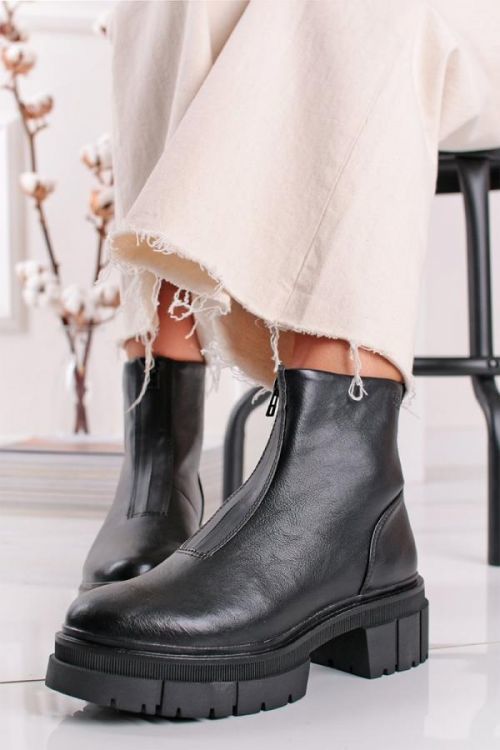 Černé kotníkové kozačky na hrubém podpatku5-25409