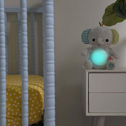 BRIGHT STARTS Hračka plyšová hudební svítící Hug-a-bye Baby™ sloník 0m+