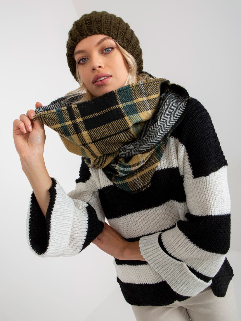 Women's black and beige checkered winter snood
