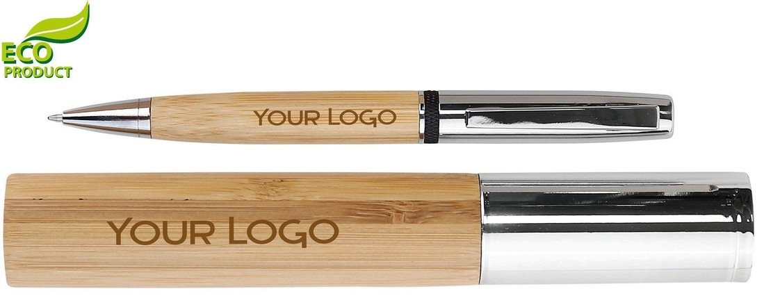 Elegantní kovové kuličkové pero s bambusovým tělem a lesklými chromovanými částmi. V bambusovém pouzdře s chromovým uzávěrem. S modrou náplní A02.4195 A02.4195.7053
