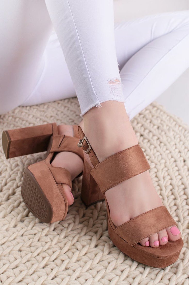 Hnědé sandály na hrubém podpatku 141397