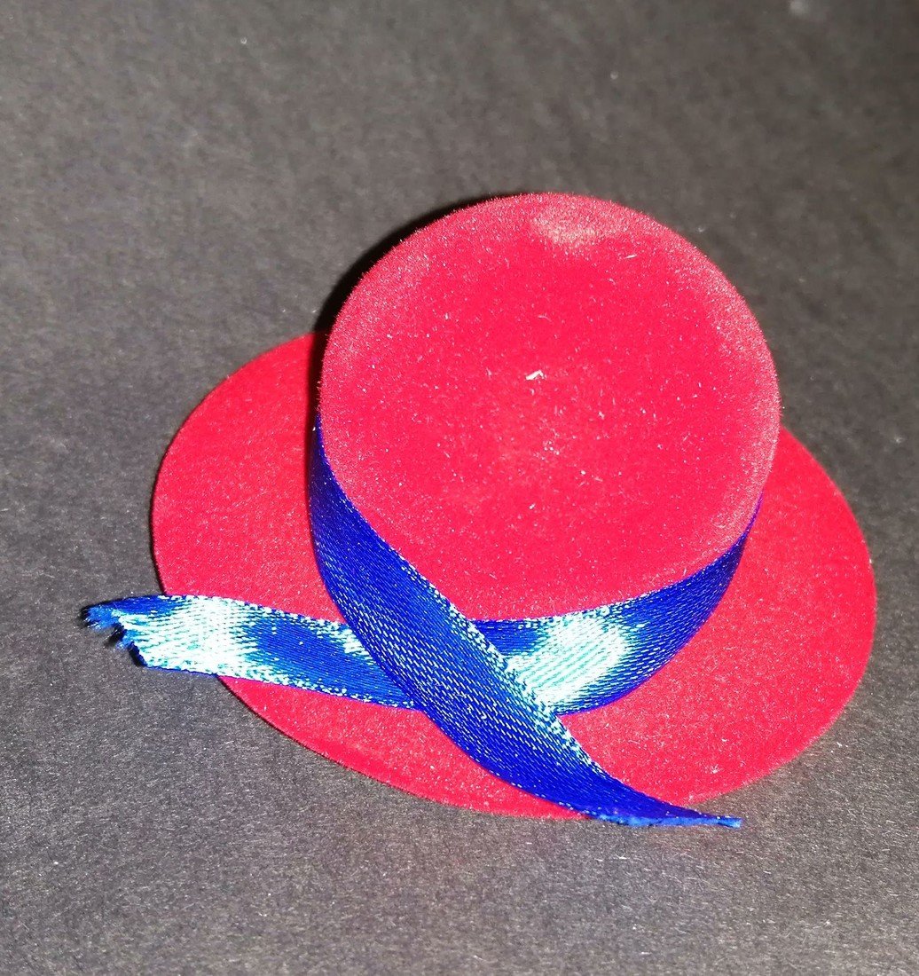 Sametová krabička na šperky - červený klobouk