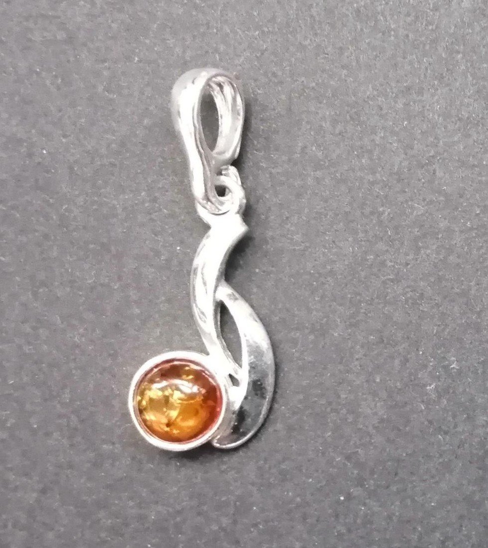 Přívěsek zdobený jantarem - stříbrný přívěsek