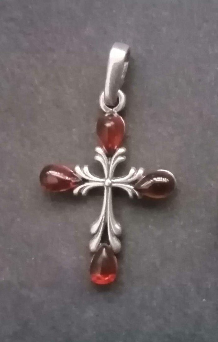 Jantarový kříž - stříbrný přívěsek
