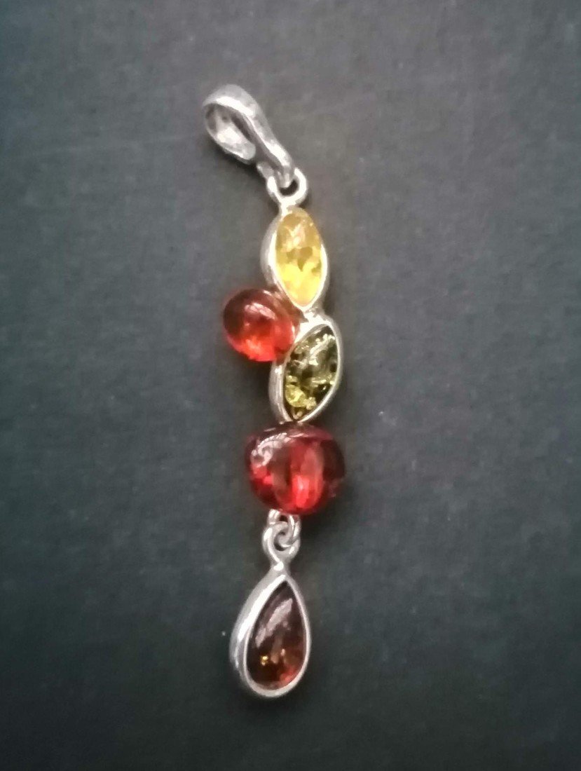 Stříbrný přívěsek z jantaru