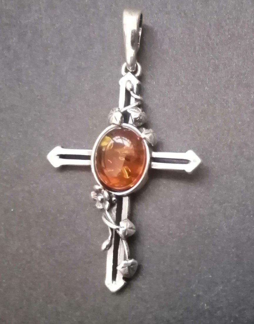 Kříž s jantarem uprostřed - stříbrný přívěsek
