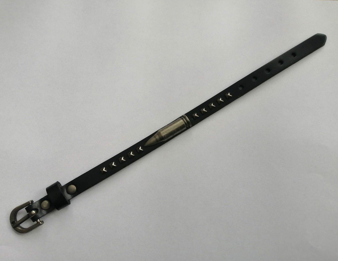 Kožený náramek s patronou uprostřed