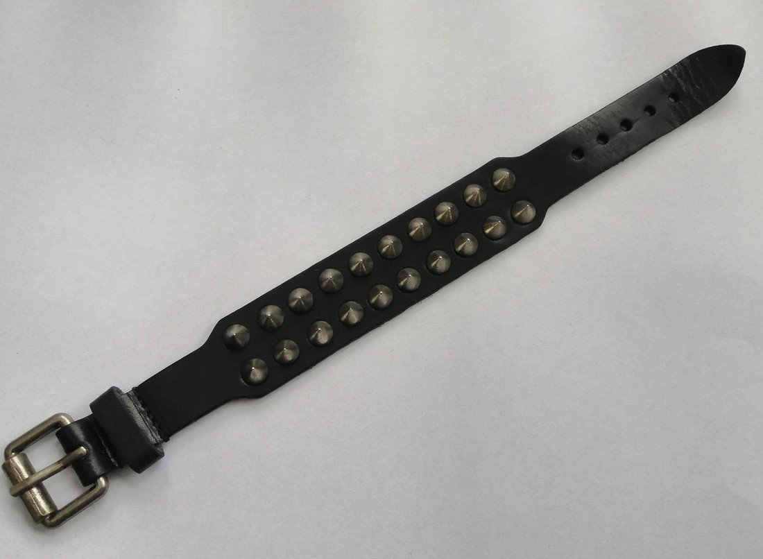 Kožený náramek s dvěma řadami hrotů