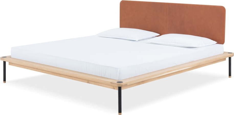 Hnědá/v přírodní barvě čalouněná dvoulůžková postel z dubového dřeva s roštem 180x200 cm Fina - Gazzda