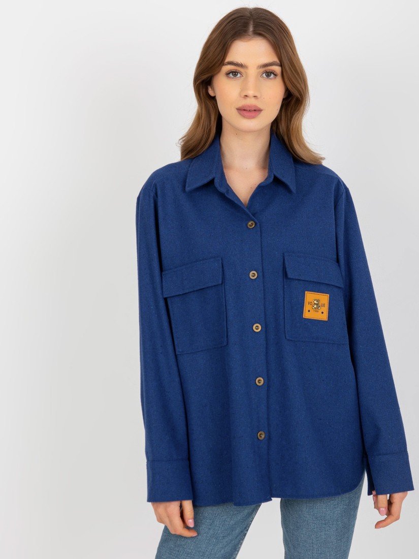 TMAVĚ MODRÁ KOŠILE S KAPSAMI LK-KS-509164.11-DARK BLUE Velikost: S/M