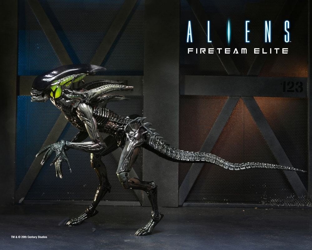 NECA | Aliens Fireteam Elite - sběratelská figurka Spitter Alien 23 cm