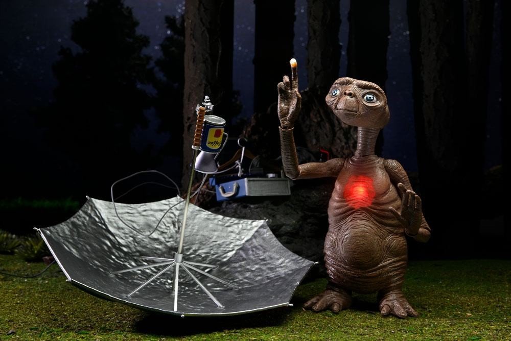 NECA | E.T. Mimozemšťan - sběratelská figurka Ultimate Deluxe E.T. 11 cm