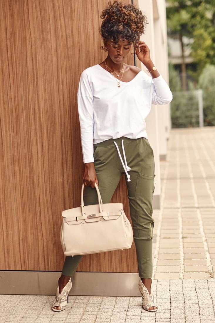 Set dámských cargo kalhot a bílo-khaki halenky