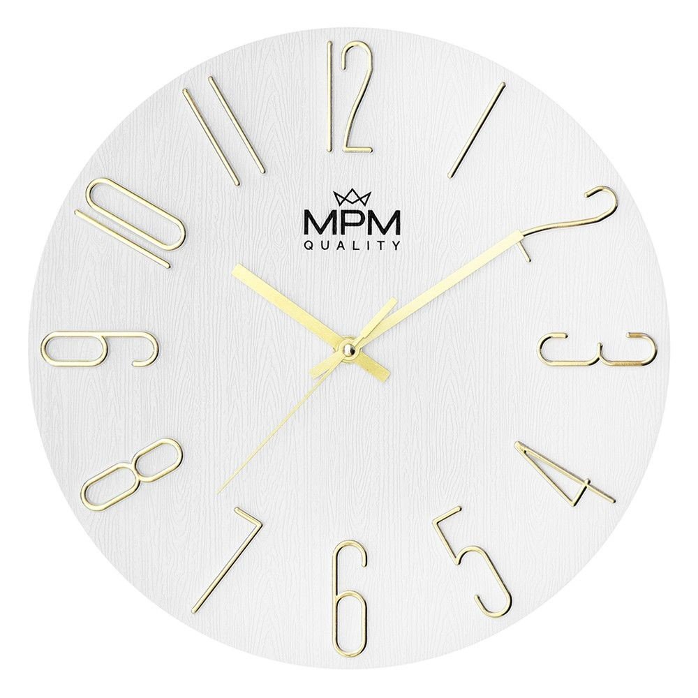 Plastové nástěnné hodiny MPM Primera se vzorem letokruhů v různých barevných odstínech. Ručičky a vystouplé arabské číslice jsou pozlacené a umístěné kolmo ke středu číselníku.  MPM Primera - A