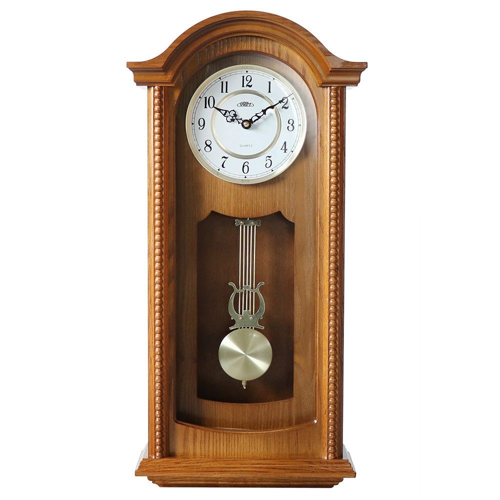 Dřevěné nástěnné hodiny PRIM Classic Pendulum v oblíbeném retro stylu s pozlaceným dekorativním kyvadlem. Kombinace dřeva, skla a kovu se výborně hodí do každého interiéru, ve kterém E05P.4313.50