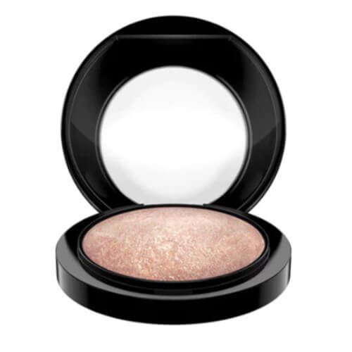 MAC Luxusní zapečený rozjasňující pudr (Mineralize Skinfinish) 10 g Cheeky Bronze