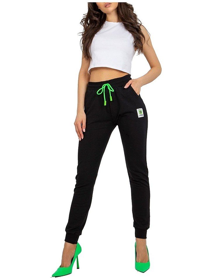 černé teplákové kalhoty