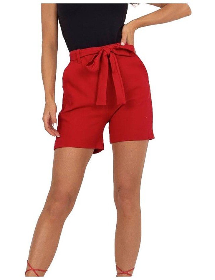 červené elegantní šortky s páskem