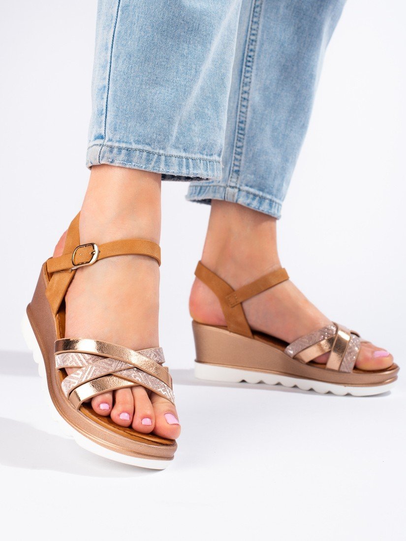 Moderní  sandály dámské zlaté na klínku