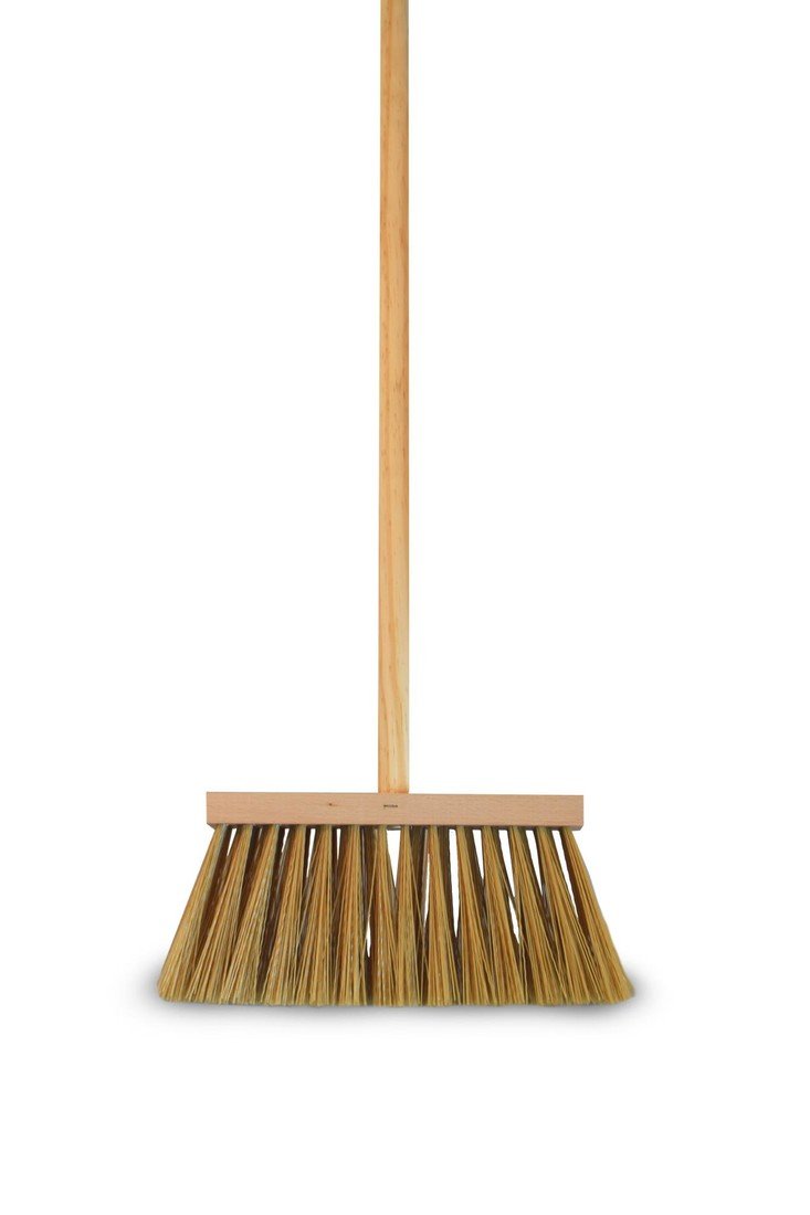 Dřevěné koště s tyčí