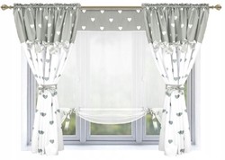 Komplet na okno Srdíčka bílo šedá