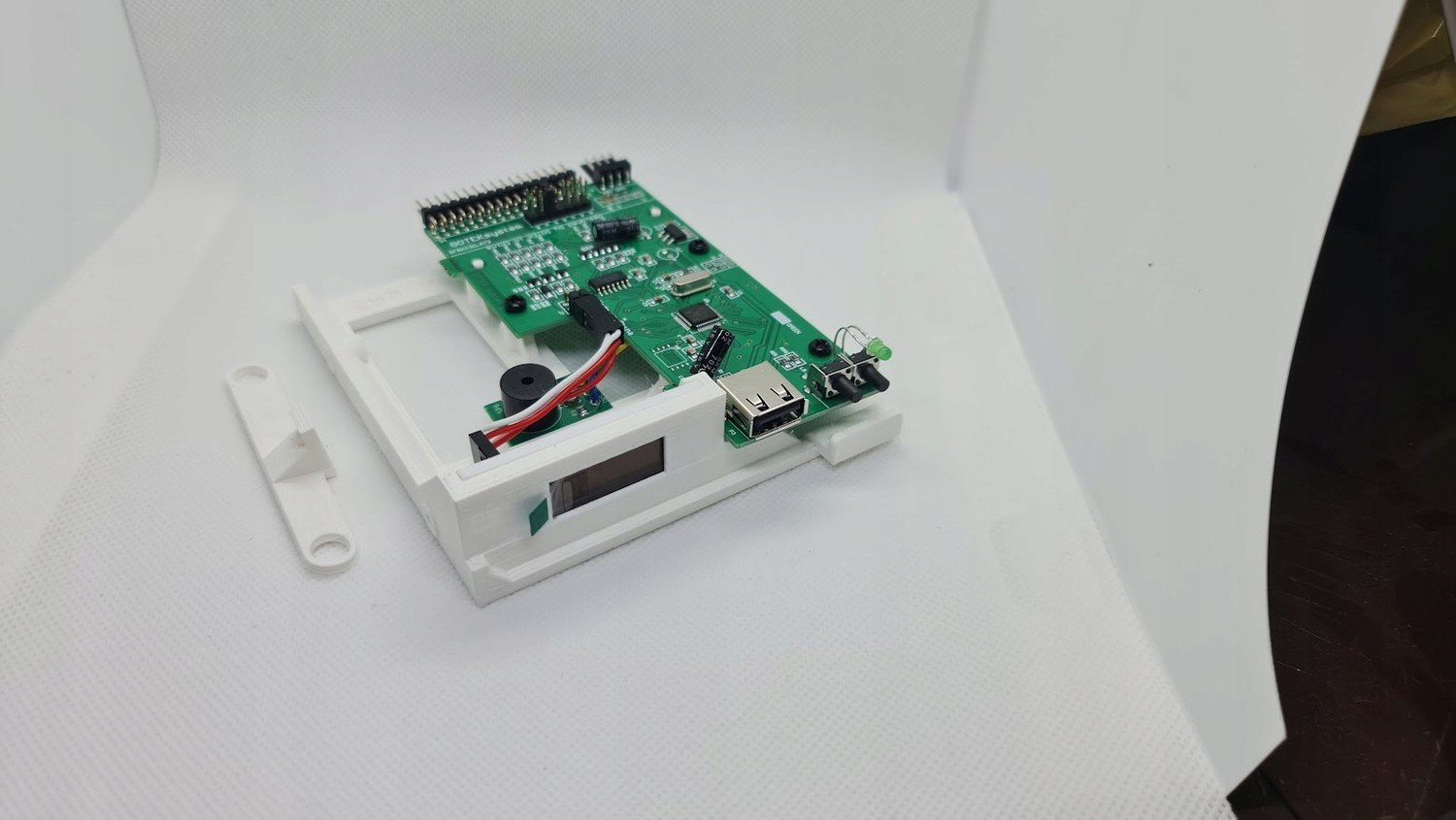 Emulátor diskové jednotky. Goth. Amiga. Oh, bzučák.