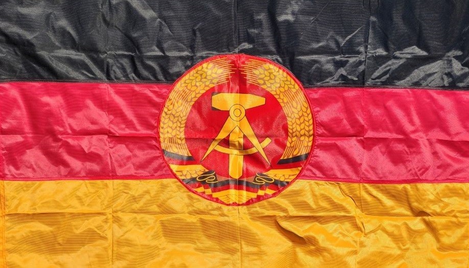 Vlajka DDR NDR originál nová 60 x 100 cm na trabanta,wartburga atd. Varianta: II.jakost