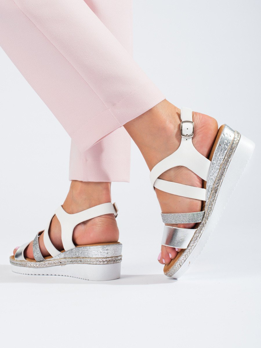 Moderní dámské  sandály bílé na klínku