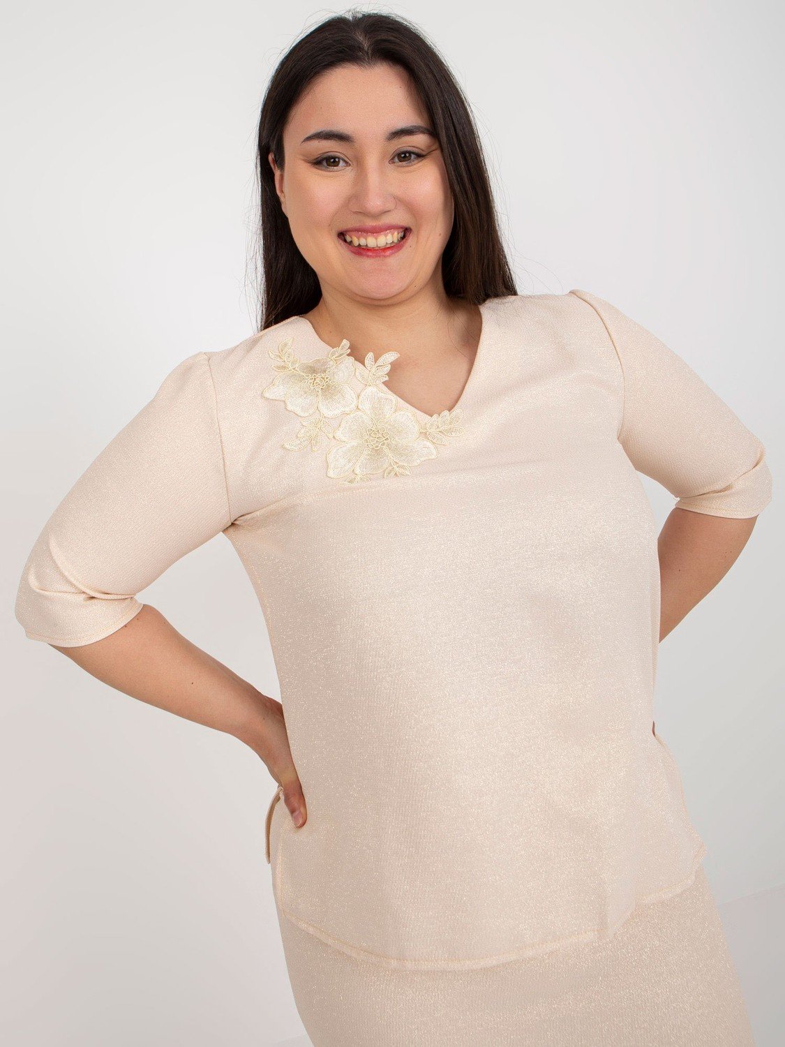 Světle broskvová halenka plus size s krajkou